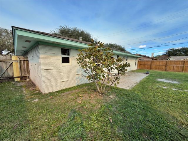 126 N Janin Cir, Portland, TX 78374