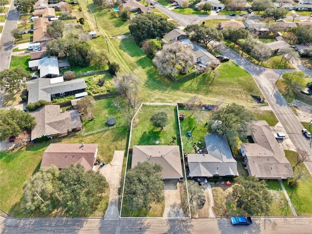 126 N Janin Cir, Portland, TX 78374