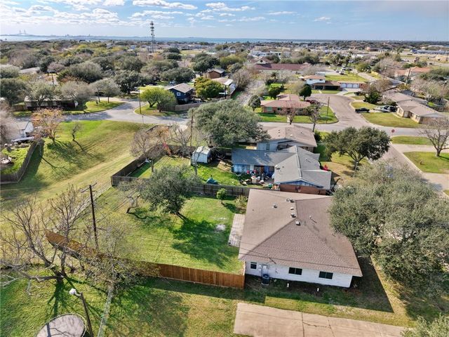 126 N Janin Cir, Portland, TX 78374