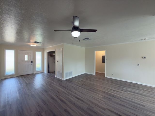 126 N Janin Cir, Portland, TX 78374