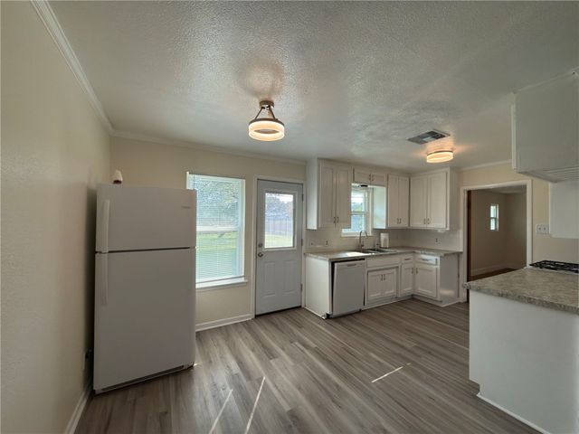 126 N Janin Cir, Portland, TX 78374