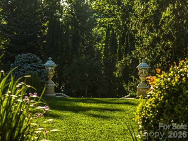 7 Stuyvesant Road, Biltmore Forest, NC 28803