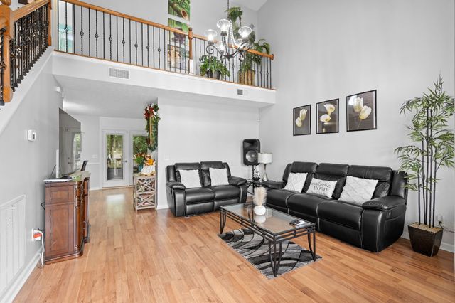 888 Pin Oak Dr, Antioch, TN 37013