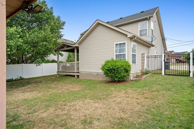 888 Pin Oak Dr, Antioch, TN 37013