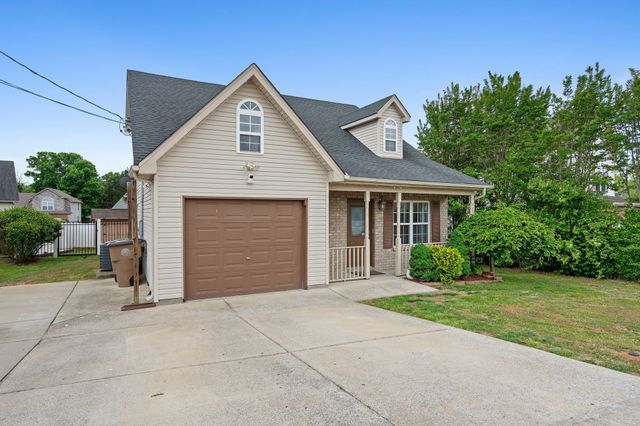 888 Pin Oak Dr, Antioch, TN 37013