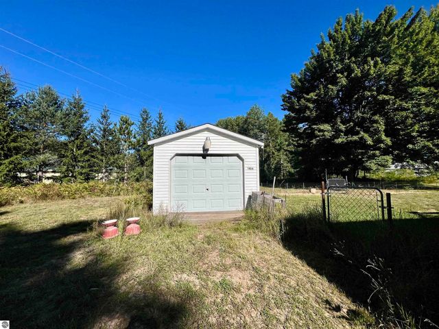 1404 S Taxiway Delta, Lake City, MI 49651