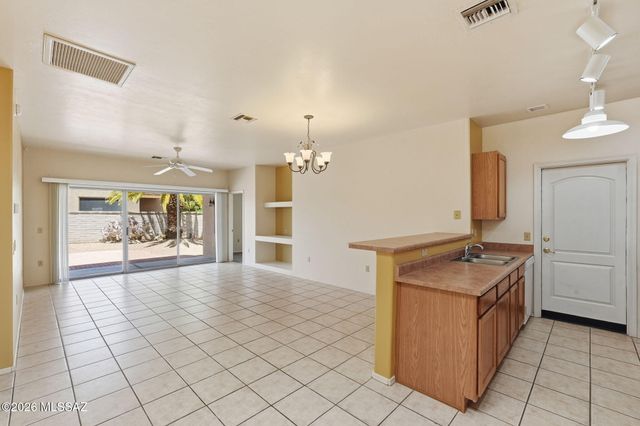 996 W Vía De La Fonda, Green Valley, AZ 85614