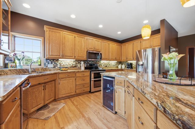 923 Cloverleaf Circle, Hudson, WI 54016