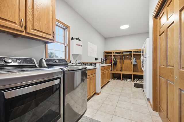 923 Cloverleaf Circle, Hudson, WI 54016