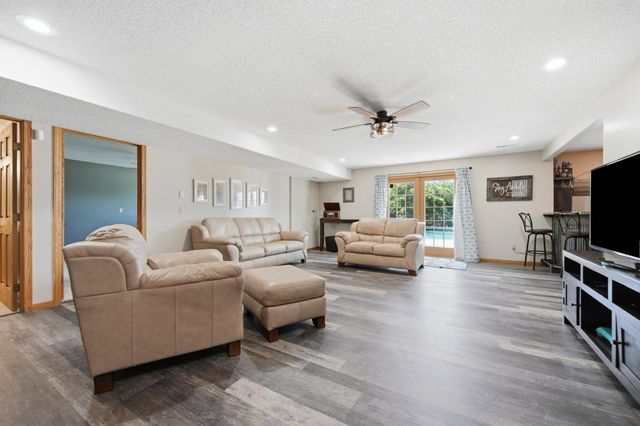 923 Cloverleaf Circle, Hudson, WI 54016