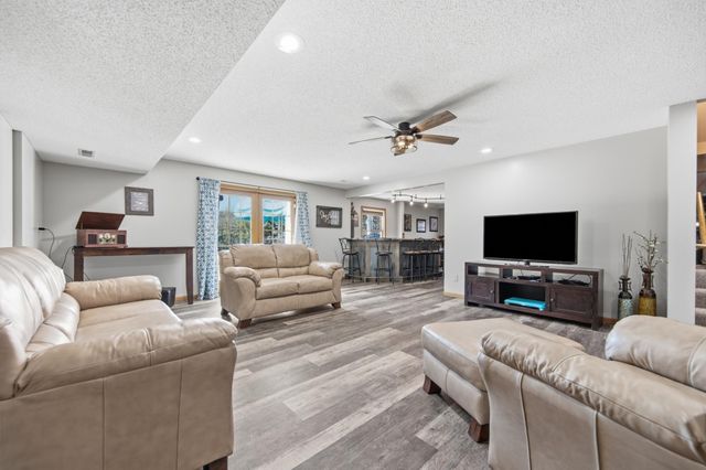 923 Cloverleaf Circle, Hudson, WI 54016
