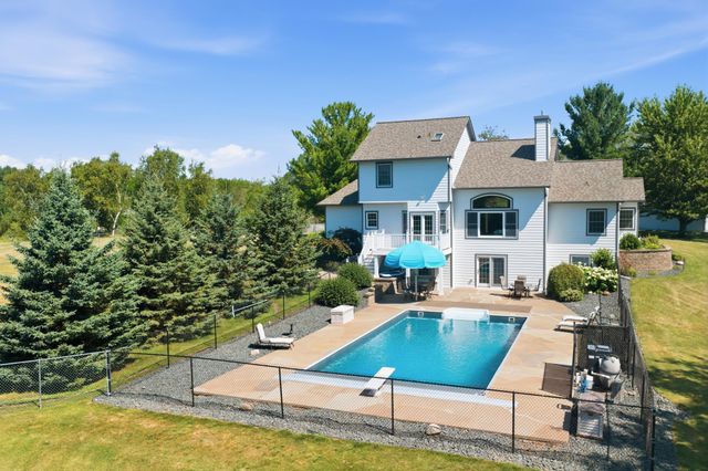 923 Cloverleaf Circle, Hudson, WI 54016