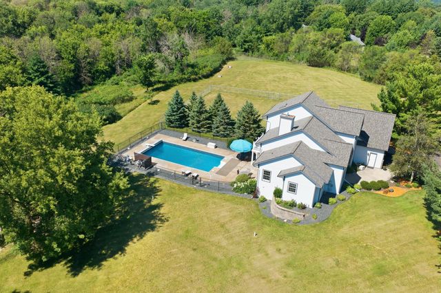 923 Cloverleaf Circle, Hudson, WI 54016
