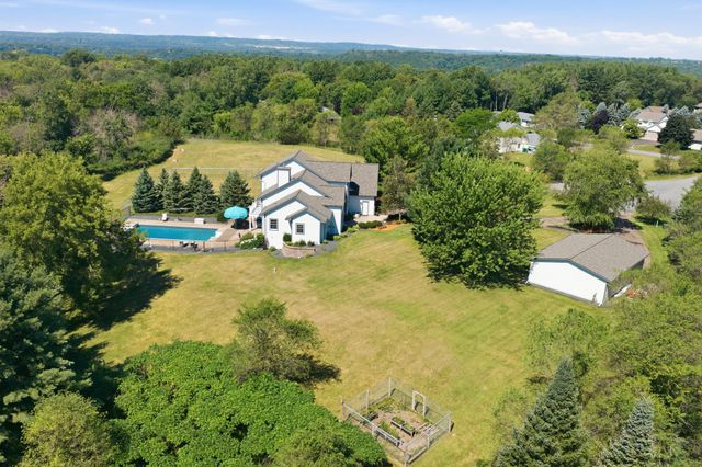 923 Cloverleaf Circle, Hudson, WI 54016