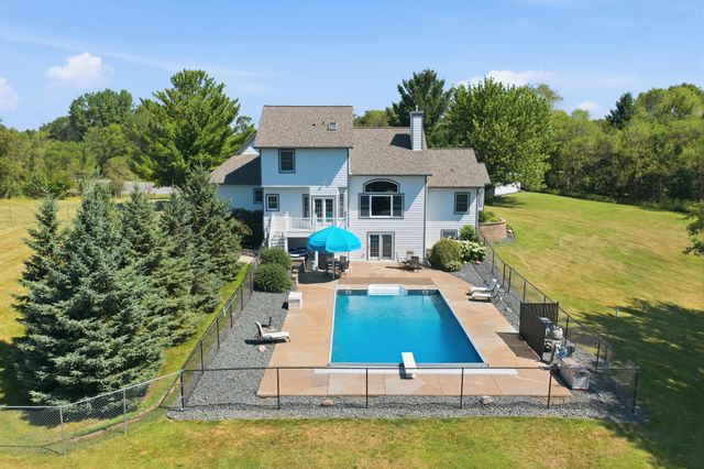 923 Cloverleaf Circle, Hudson, WI 54016