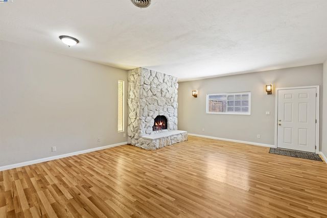 666 Bluefield Ln, Hayward, CA 94541
