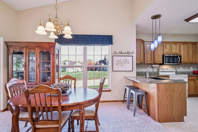 2255 Blairsferry Crossing, Hiawatha, IA 52233