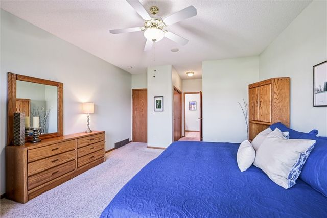 2255 Blairsferry Crossing, Hiawatha, IA 52233