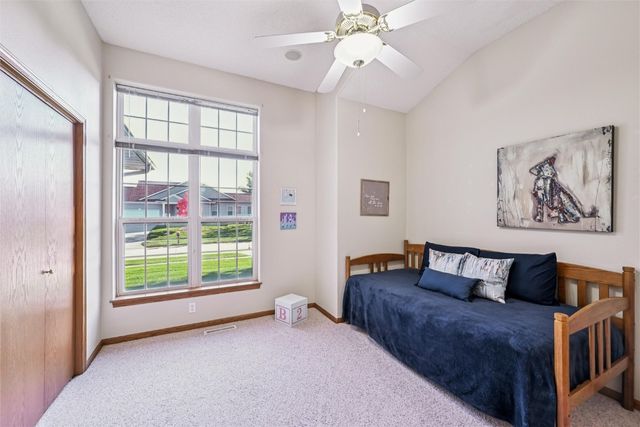 2255 Blairsferry Crossing, Hiawatha, IA 52233