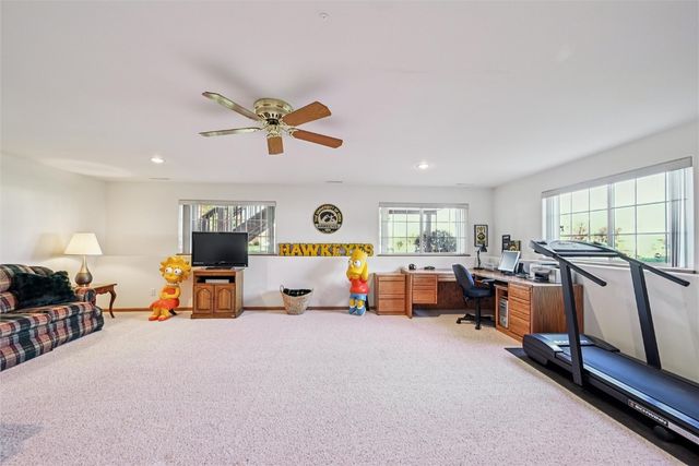 2255 Blairsferry Crossing, Hiawatha, IA 52233