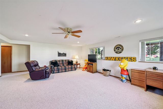 2255 Blairsferry Crossing, Hiawatha, IA 52233