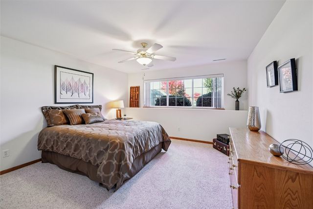 2255 Blairsferry Crossing, Hiawatha, IA 52233