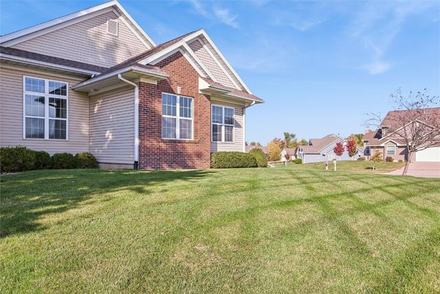 2255 Blairsferry Crossing, Hiawatha, IA 52233