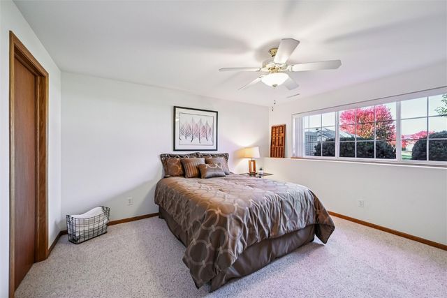 2255 Blairsferry Crossing, Hiawatha, IA 52233