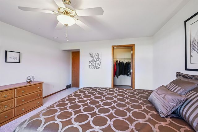 2255 Blairsferry Crossing, Hiawatha, IA 52233