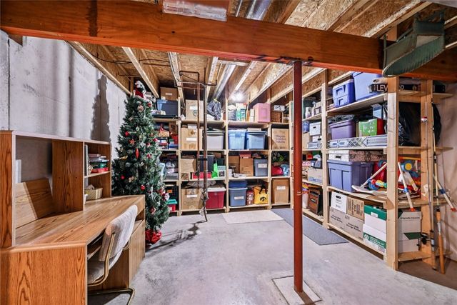 2255 Blairsferry Crossing, Hiawatha, IA 52233