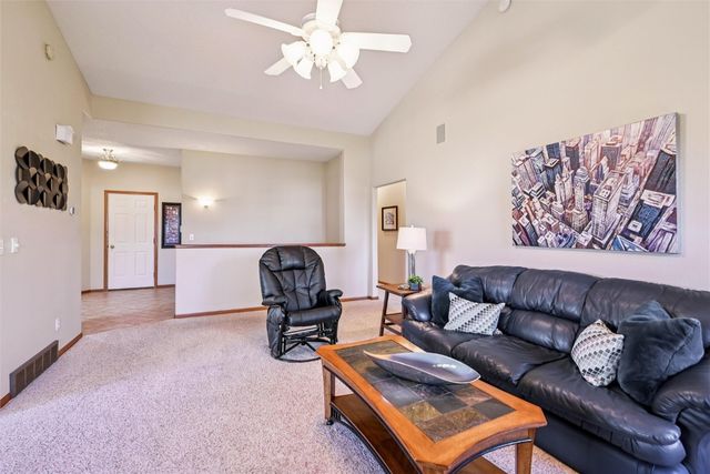 2255 Blairsferry Crossing, Hiawatha, IA 52233