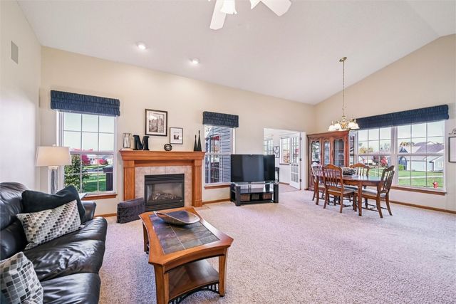 2255 Blairsferry Crossing, Hiawatha, IA 52233