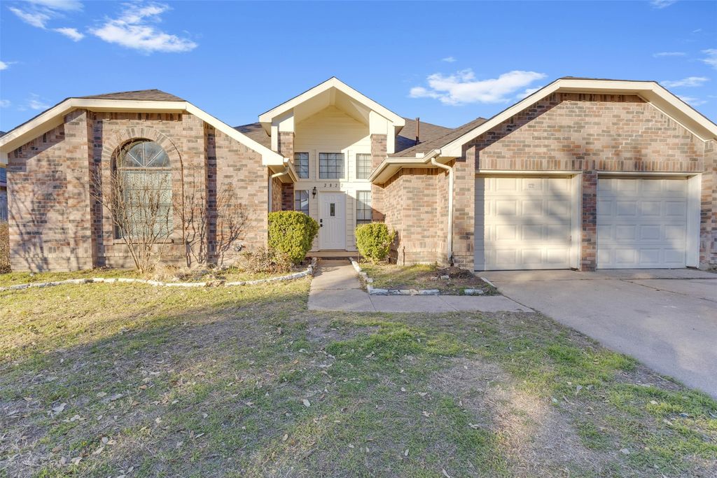 2822 Fenwick Street, Grand Prairie, TX 75052