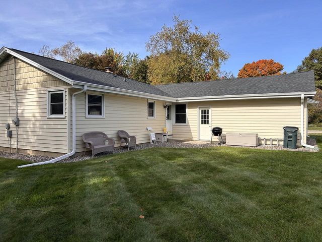 811 Meadowbrook DRIVE, West Bend, WI 53090