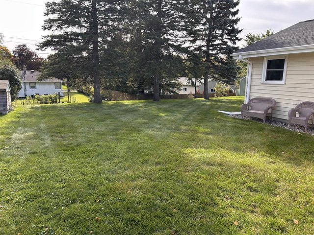 811 Meadowbrook DRIVE, West Bend, WI 53090