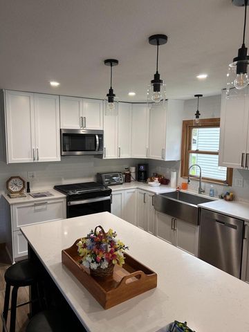 811 Meadowbrook DRIVE, West Bend, WI 53090