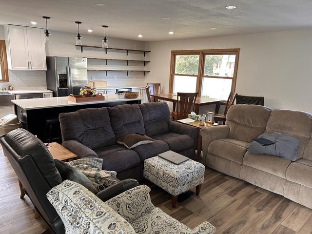811 Meadowbrook DRIVE, West Bend, WI 53090