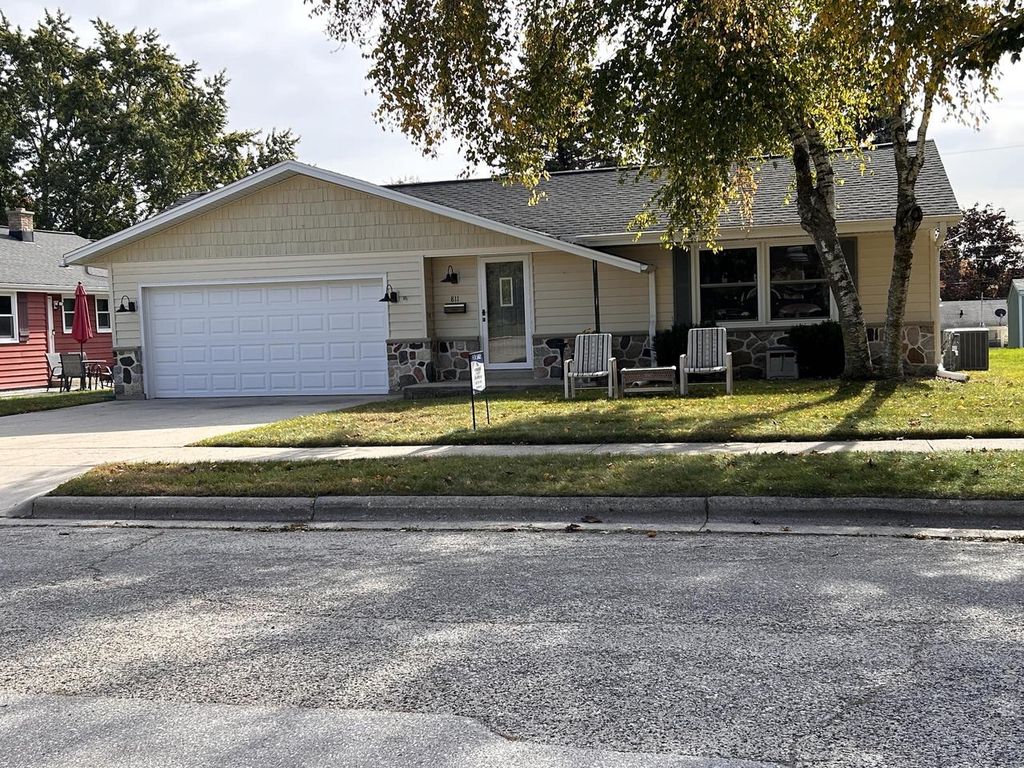 811 Meadowbrook DRIVE, West Bend, WI 53090
