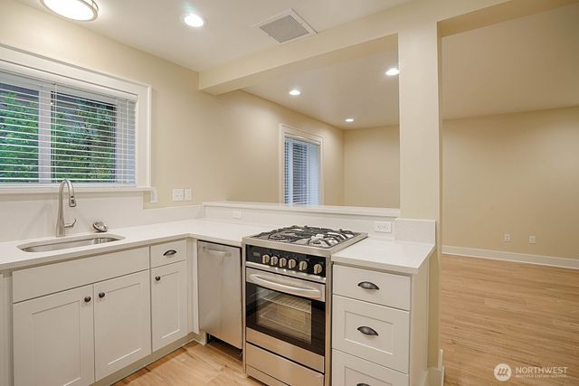 416 Summit Avenue E, Seattle, WA 98102