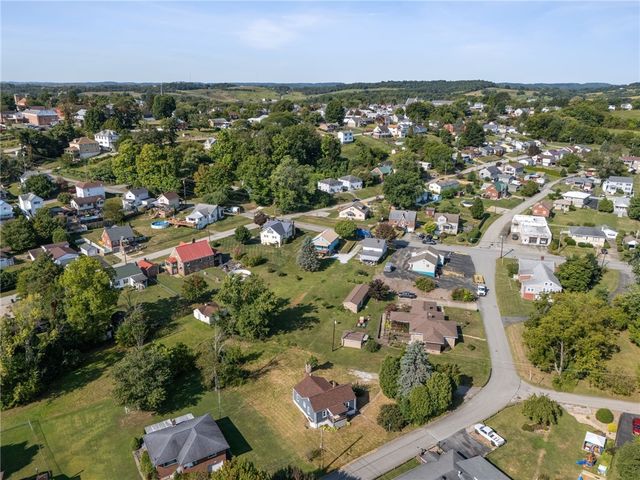 690 Orchard Ave, Mt Pleasant Boro, PA 15666