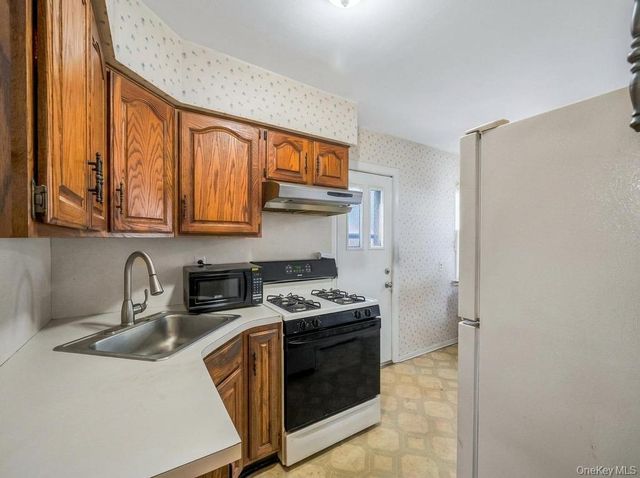 7918 257th Street, Glen Oaks, NY 11004