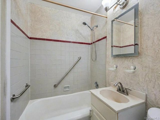 7918 257th Street, Glen Oaks, NY 11004