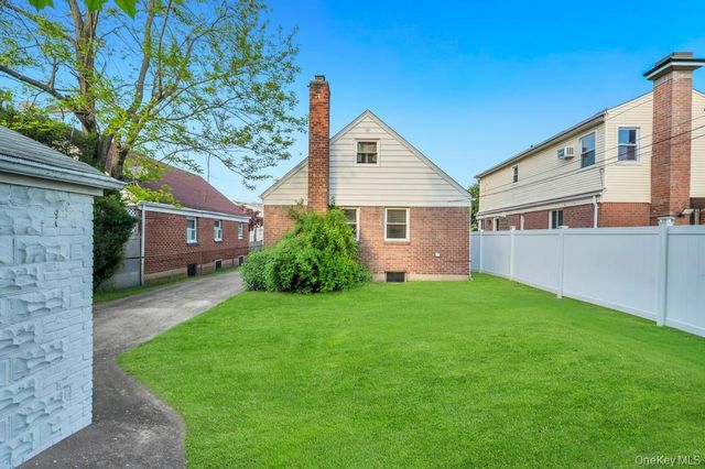 7918 257th Street, Glen Oaks, NY 11004