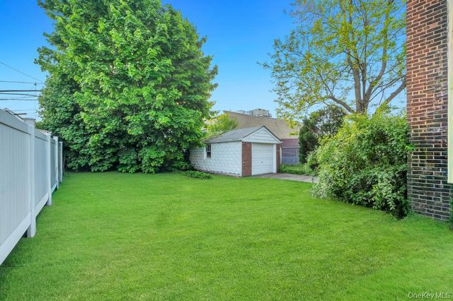 7918 257th Street, Glen Oaks, NY 11004