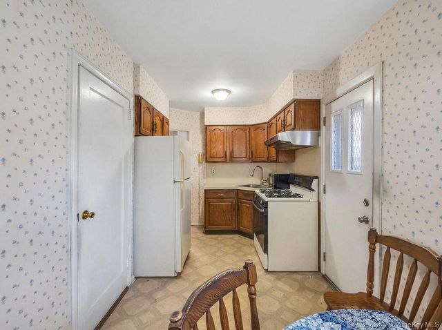 7918 257th Street, Glen Oaks, NY 11004