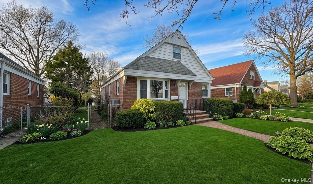 7918 257th Street, Glen Oaks, NY 11004