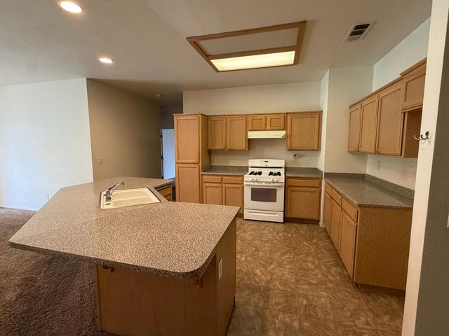 2764 Holt Avenue, Sanger, CA 93657