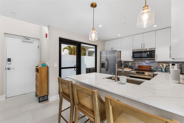 1558 4TH ST 212, Sarasota, FL 34236