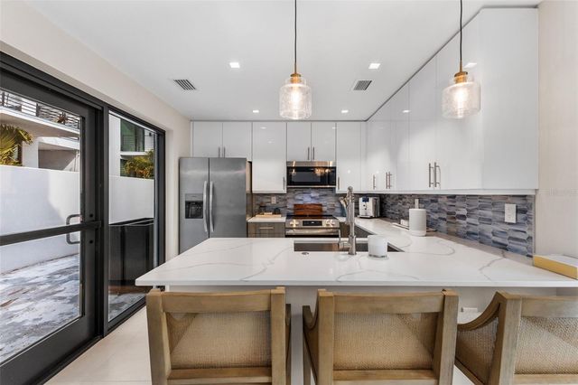 1558 4TH ST 212, Sarasota, FL 34236