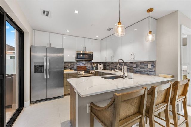 1558 4TH ST 212, Sarasota, FL 34236